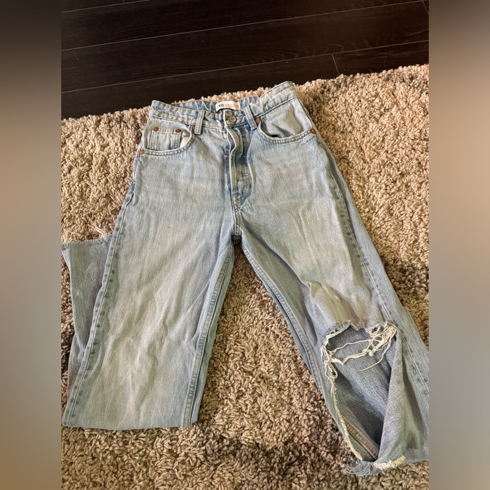 Zara Ripped Jeans - Picture 2 of 4